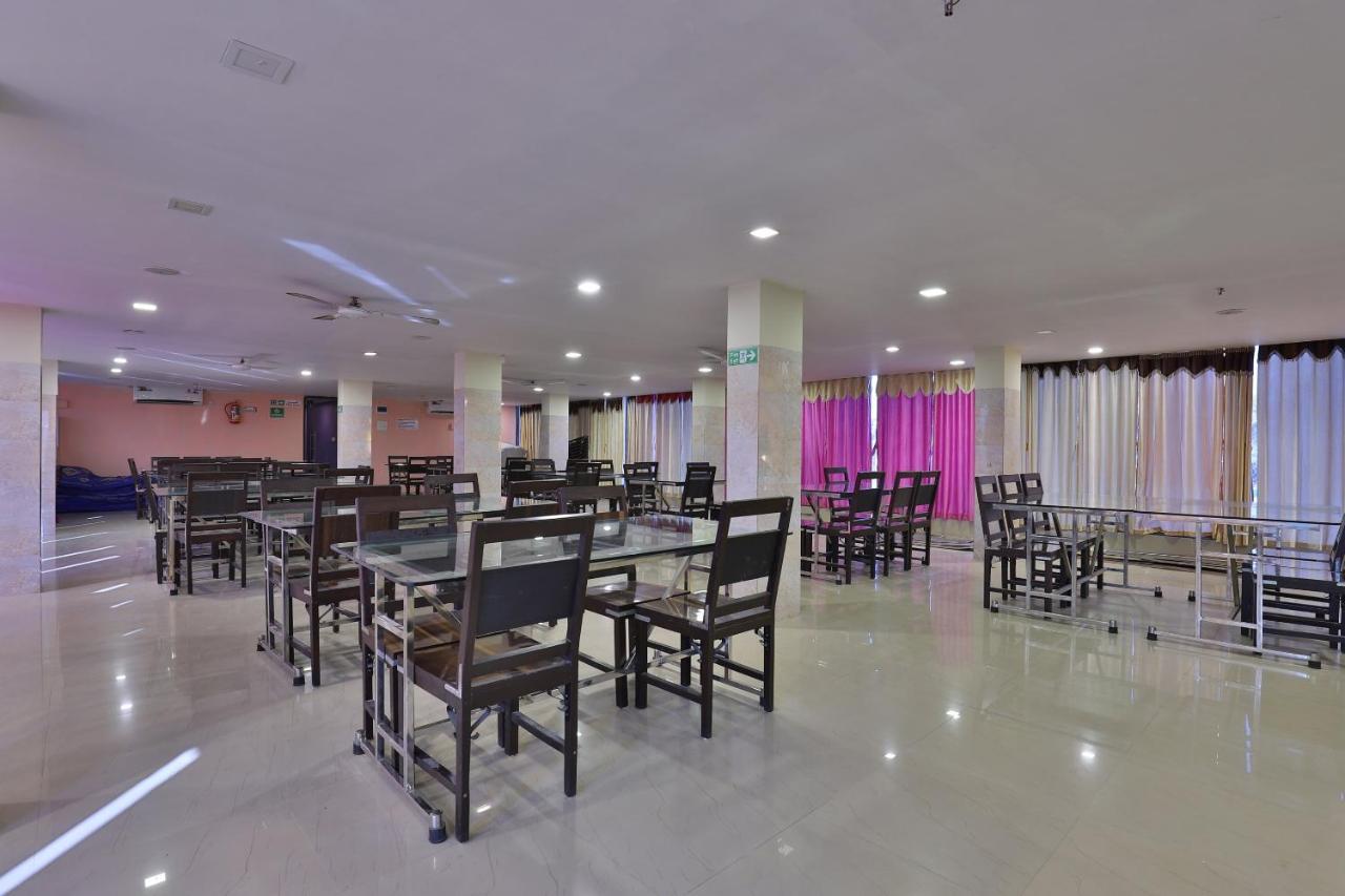 Oyo 24833 Hotel Silver Daman Exteriér fotografie